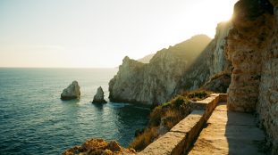 polignano a mare: guide des falaises, grottes et mer