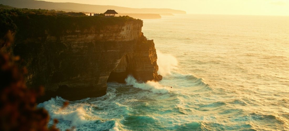 uluwatu bali: guide indispensable pour falaises et surf